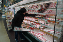 地域密着の人気商店で、精肉部門の主役として活躍！