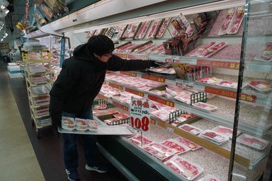 地域密着の人気商店で、精肉部門の主役として活躍！