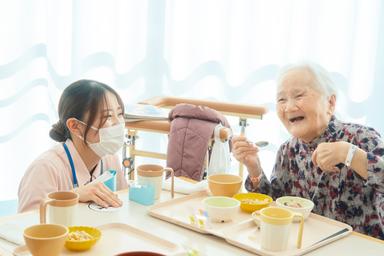 病棟で患者さまと向き合い、食事を通して回復を支える管理栄養士の仕事です。