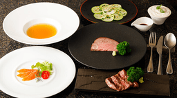 銀座8丁目の夜。料理と会話で、特別な時間をつくるダイニングバーです。