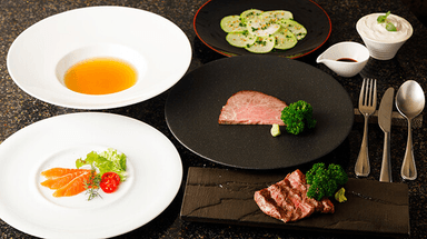 銀座8丁目の夜。料理と会話で、特別な時間をつくるダイニングバーです。