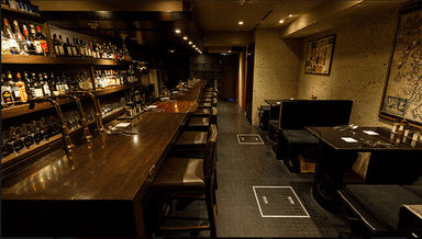 料理やお酒をきっかけに、会話が自然と生まれる銀座8丁目の空間。