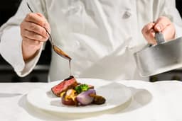 1日1組限定の貸切スタイルを導入しており、一人ひとりのお客様へ向けた丁寧な調理に集中できる環境です。