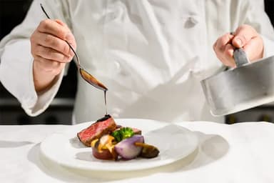 1日1組限定の貸切スタイルを導入しており、一人ひとりのお客様へ向けた丁寧な調理に集中できる環境です。