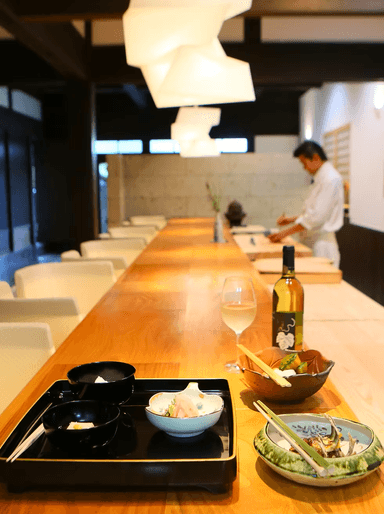 茶懐石の型を重んじる料理長のもとで、調理補助からスタートして一生モノの基礎技術を習得できる環境です。