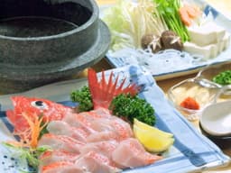 店内の生簀に泳ぐ新鮮な活魚や希少な高級食材を日常的に扱うため、高度な魚介調理スキルが身につきます。