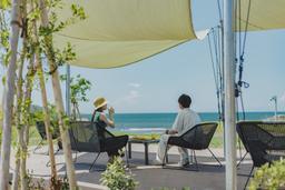 海まで徒歩すぐ。オフの時間は、ゆるやかな波の音とともに過ごす特別なひとときを。