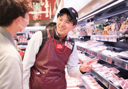 精肉部門のスタッフを募集。肉の扱いはもちろん、専任としてスペシャルなスキルが身につきます。