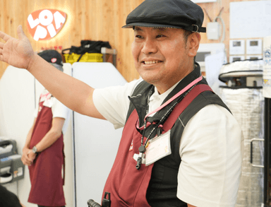 店舗管理部はいわば各事業部のまとめ役で商店街の会長さん的な役割。プロデューサーとしてご活躍ください。