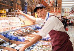 鮮魚部門のスタッフを募集。魚の扱いはもちろん、専任としてスペシャルなスキルが身につきます。