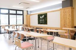 明るく広々とした学内食堂。学生の「いただきます」を支える現場です。