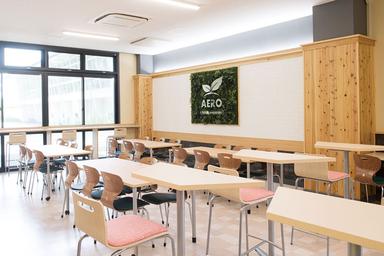 明るく広々とした学内食堂。学生の「いただきます」を支える現場です。