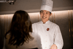 目の前で仕上げる鉄板調理。音・香り・炎の演出で、お客様の五感に残るひと皿を届けます。