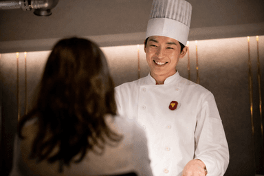 目の前で仕上げる鉄板調理。音・香り・炎の演出で、お客様の五感に残るひと皿を届けます。