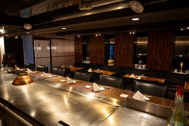 A5ランク黒毛和牛や厳選海鮮といった質の高い食材を扱い、ライブ感溢れる調理経験を積めます。