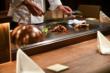 A5ランク黒毛和牛や伊勢海老など厳選食材の仕込みから鉄板調理まで本物の技術が身につきます。