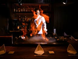 目の前で仕上げる鉄板調理。音・香り・炎の演出で、お客様の五感に残るひと皿を届けます。