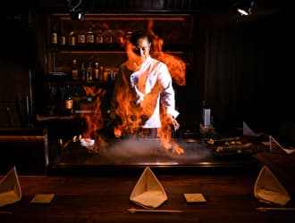 目の前で仕上げる鉄板調理。音・香り・炎の演出で、お客様の五感に残るひと皿を届けます。