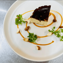 天橋立の観光拠点で“旅の一皿”を支える。老舗企業でパティシエ募集