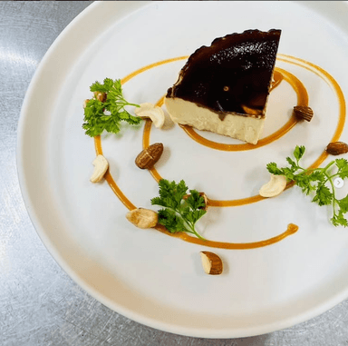 天橋立の観光拠点で“旅の一皿”を支える。老舗企業でパティシエ募集