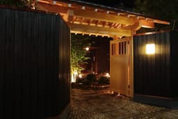 神楽坂の街を望む開放的なレストラン。ナポリピッツァや季節の料理を通じて、料理の幅を広げられます。