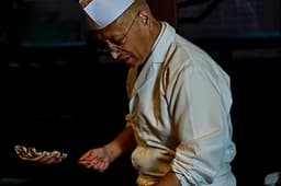 神楽坂の街並みに佇む日本料理店。旬の食材、丁寧な所作、心地よい空間づくりを大切にしています。