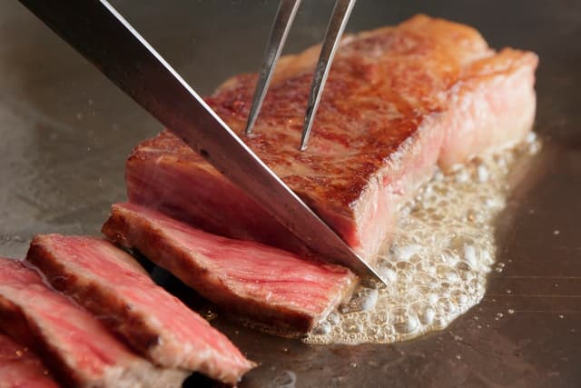 【未経験OK／月給25万～35万円】記念日を彩る鉄板焼レストランの調理スタッフ募集！目の前で「おいしい」が聞けて、技術も接客力も身につく仕事◎