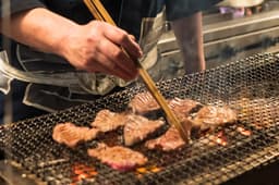 炭火の取り扱いや焼き場の技術など、牛たん専門店ならではの高度な職人スキルを働きながら習得可能です。