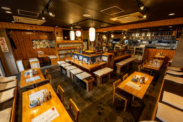 【月給28万円～40万円／週休2日】街に元気と温もりを増やす店づくりを、久喜で！牛タン刺しやもつ煮が人気のネオ大衆酒場で店長と一緒に店を支える中心メンバー募集◎