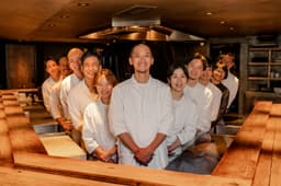 月9日休み＋季節休暇あり。店長候補として現場を担いながら、無理なく続けられる働き方です。