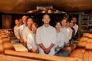 月9日休み＋季節休暇あり。店長候補として現場を担いながら、無理なく続けられる働き方です。