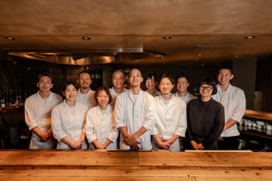 未経験からでも大丈夫。和食のことも、日本酒やワインのことも、毎日の営業の中で少しずつ学べます。