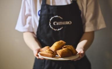 人気のフィナンシェを中心に、ギフトや手土産として愛される焼き菓子を届けます。