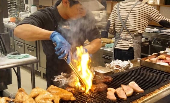 ≪料理長即戦力採用／完全週休二日制／月給35万円以上≫横浜エリアで50年続く安定企業！30～40代が活躍する現場で料理人としての腕を活かして働きませんか？