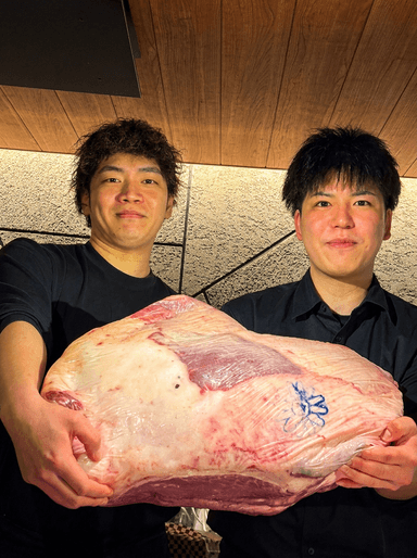 A5黒毛和牛を扱う料理長候補。入社時月給35万～60万円、経験に応じて決定