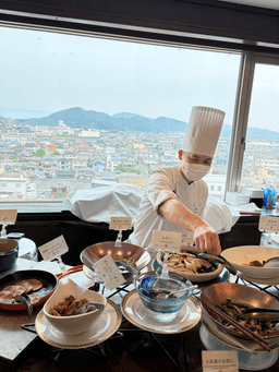 ホテルの朝食調理を担当。ご宿泊のお客様の一日の始まりを、食事で支える仕事です。