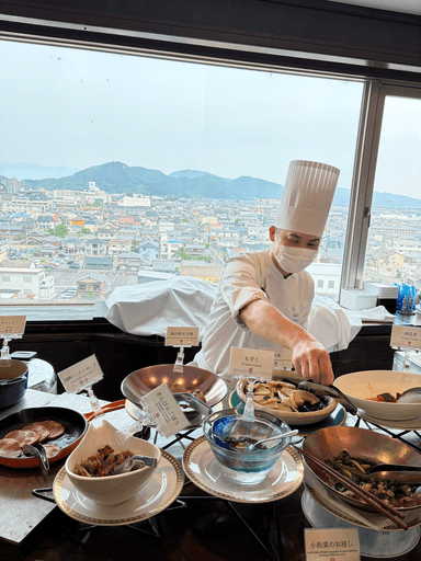 ホテルの朝食調理を担当。ご宿泊のお客様の一日の始まりを、食事で支える仕事です。