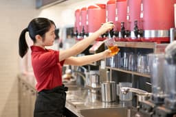 世界で親しまれるティーブランドにて、接客経験を活かし、店舗を動かす店長候補へ！