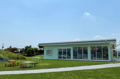青空と緑に囲まれた観光農園。自然を身近に感じながら働けます。