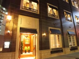 月給35万円～45万円。10年以上の接客経験を、老舗ブランドの中核ポジションで発揮してください！