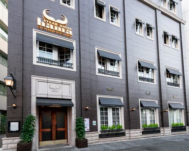 創業75年以上の老舗鉄板焼ブランド。培った接客経験を活かし、さらに上質なサービスを追求できます