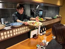 京橋駅から徒歩5分。常連のお客様にも愛されるお店です