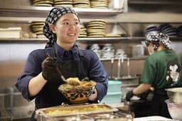 上場グループの安定基盤のもと、新業態『最上製麺』の成長をリードする店長候補を募集しています。