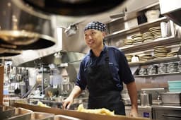 上場グループの安定基盤のもと、新業態『最上製麺』の成長をリードする店長候補を募集しています。