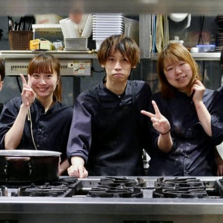 横浜駅直結のシーフードイタリアン/月給24万円～・賞与年2回/活オマール海老や厳選ワインでお客様を笑顔に！経験を活かしておもてなしを◎