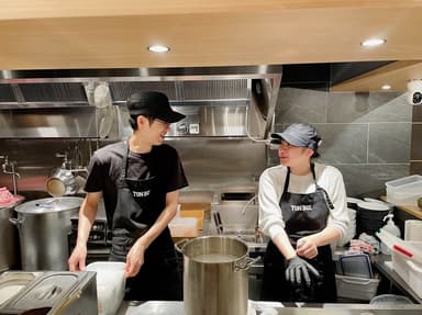 お客様を温かくお迎えするお店の顔として、こだわりの空間でおもてなしを。