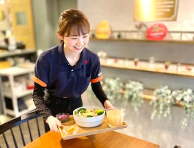 『SalaSpa サラダパスタ専門店』にて調理スタッフを募集。