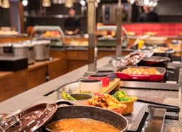 全国の旬食材を扱うリゾートホテルで、和食コースからビュッフェまで幅広い調理スキルを磨けます。