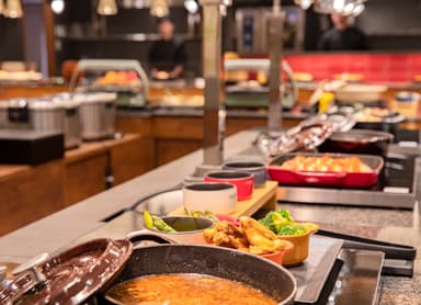 全国の旬食材を扱うリゾートホテルで、和食コースからビュッフェまで幅広い調理スキルを磨けます。