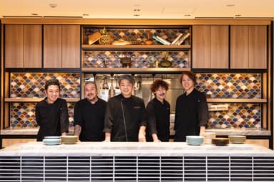 経験豊富な料理人たちが集い、互いに技術を高め合う環境。
